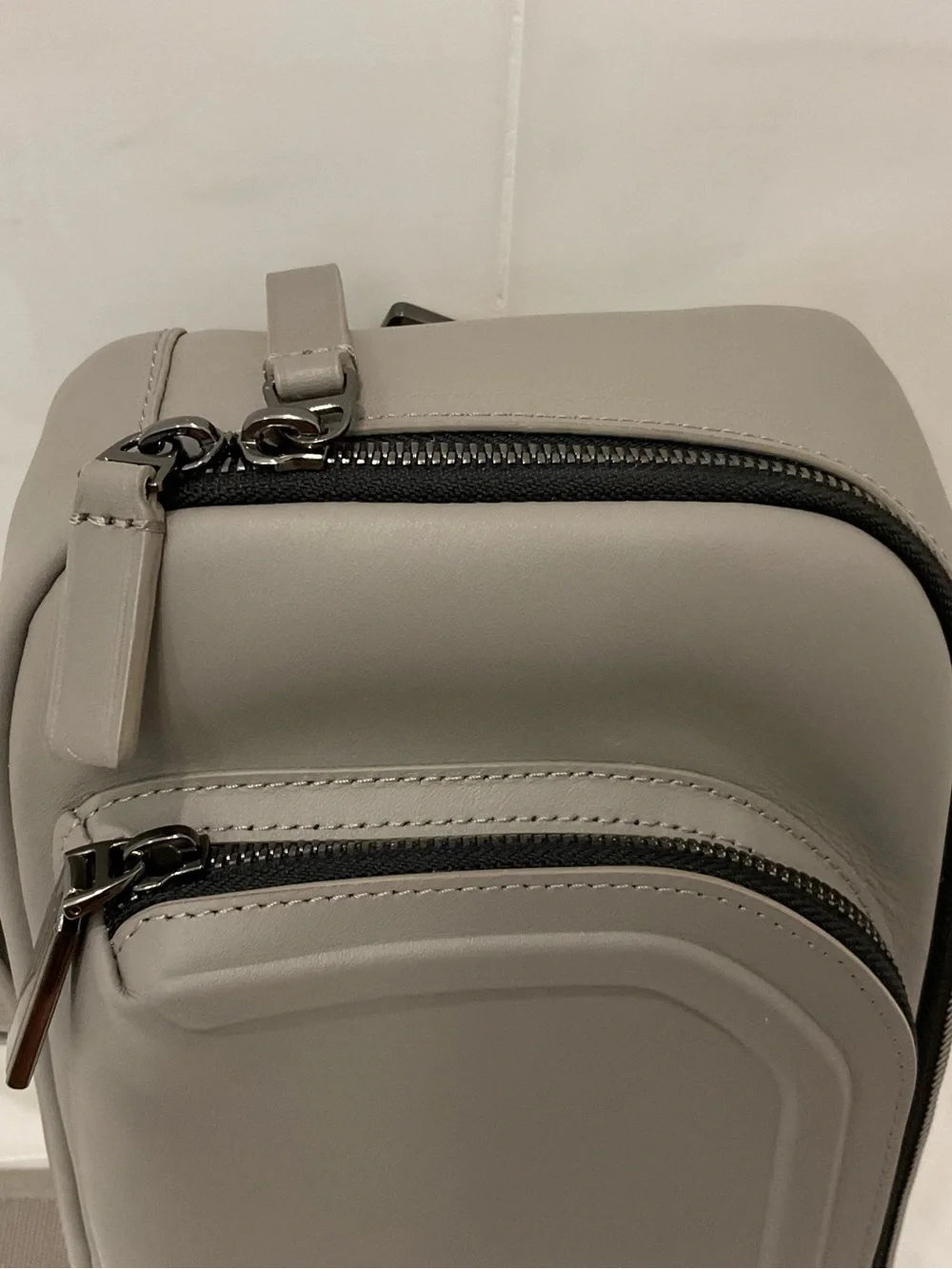 Tumi Harrison GREGORY 12” Leather Sling Crossbody Bag - LIMESTONE❗